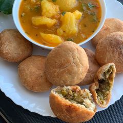 A picture of Matar Kachori.