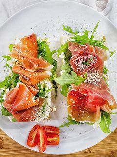 Una foto de Tosta de jamón con rúcula