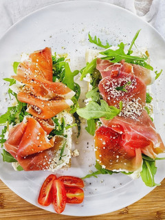 Una foto de Tosta de jamón con rúcula