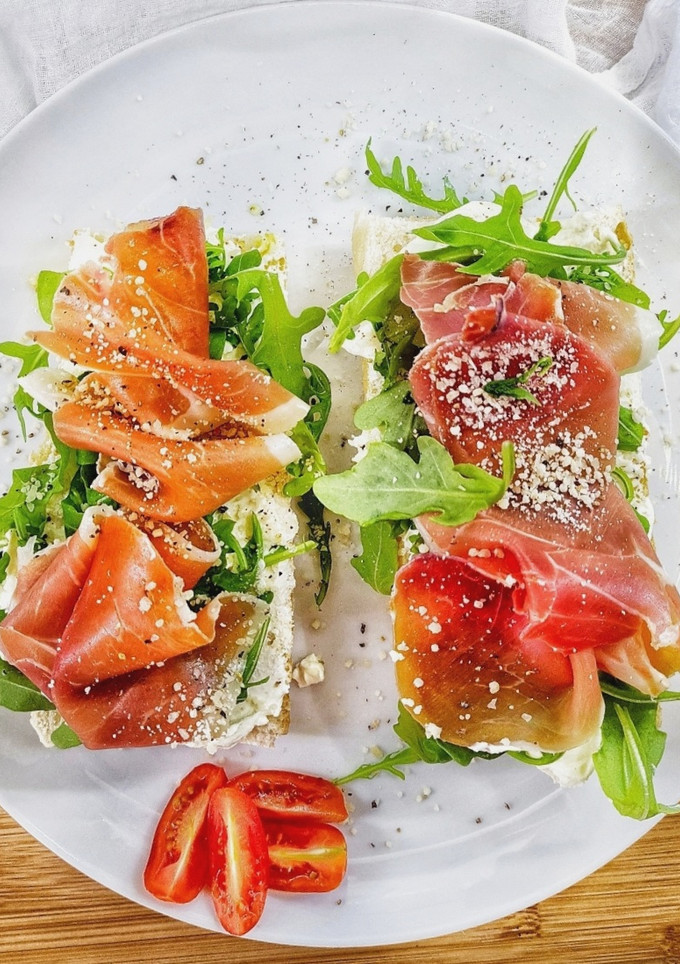 Una foto de Tosta de jamón con rúcula