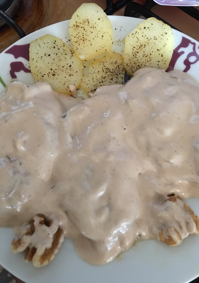 Una foto de Lomo encebollado en salsa de nueces, piñones y almendras