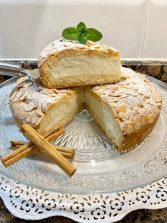 Una foto de Pastel relleno con crema de almendras y queso ricotta