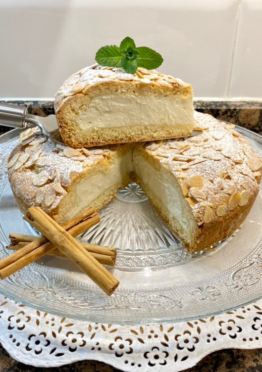 Una foto de Pastel relleno con crema de almendras y queso ricotta