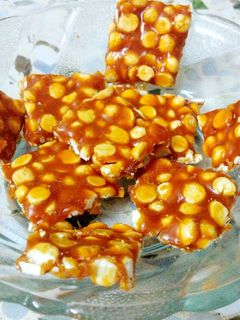 દાળિયા ની ચીકી(Daliya Chikki Recipe in Gujarati) રેસીપી મુખ્ય ફોટો