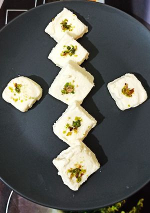 बंगाल का पिस्ता सन्देश(bangal ka pista sandesh recipe in hindi) रेसिपी मुख्य फोटो