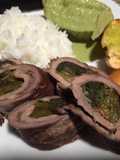 Rollitos de carne rellenos de pimentones asados y espinacas
