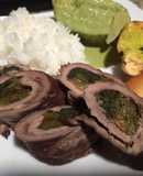 Rollitos de carne rellenos de pimentones asados y espinacas
