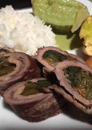 Una foto de Rollitos de carne rellenos de pimentones asados y espinacas