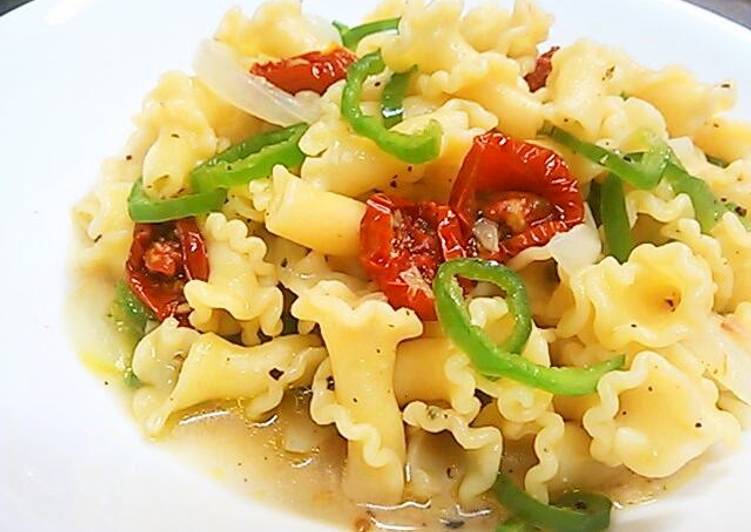Get Breakfast of Short Pasta with Dried Tomatoes and Green Peppers