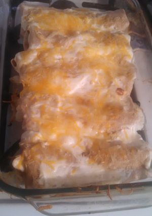 A picture of Salsa Verde chicken enchiladas.
