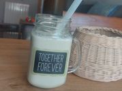 Una foto de batido de frutas con leche de coco
