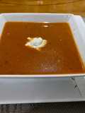 Crema de tomates con maní y suero de kéfir