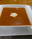 Crema de tomates con maní y suero de kéfir