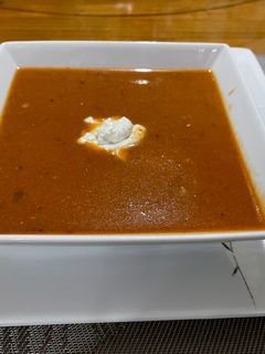 Una foto de Crema de tomates con maní y suero de kéfir