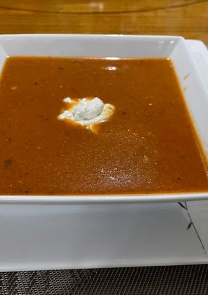 Una foto de Crema de tomates con maní y suero de kéfir