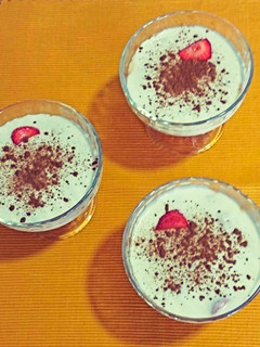 Una foto de Natillas de queso crema con fresas maceradas