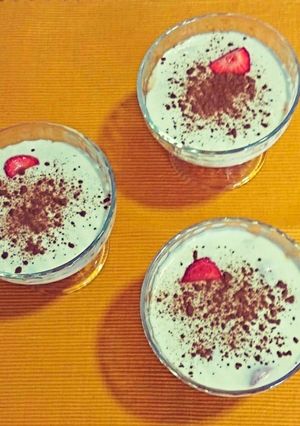 Una foto de Natillas de queso crema con fresas maceradas