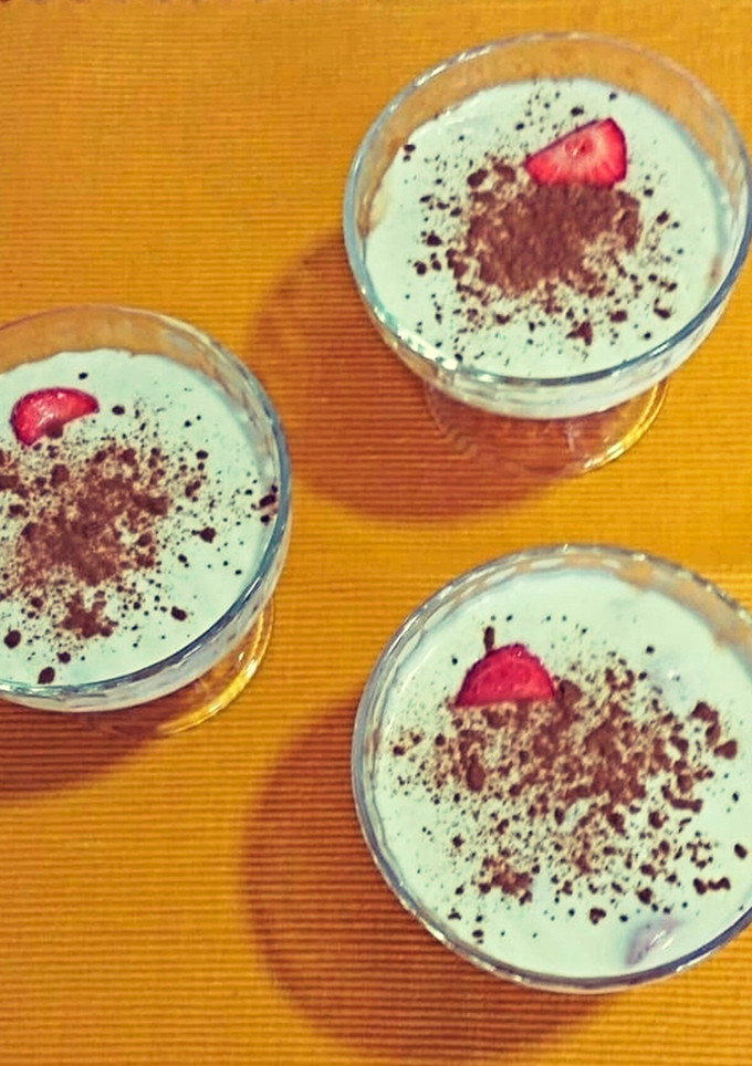Una foto de Natillas de queso crema con fresas maceradas