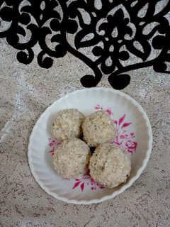 खोया नारियल लड्डू (khoya nariyal ladoo recipe in Hindi) रेसिपी मुख्य फोटो