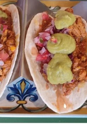 Una foto de "TACOS RELLENOS DE JAMÓN Y TOMATE CON SALSA GUACAMOLE"