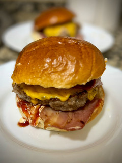 Una foto de Hamburguesa con queso y bacon