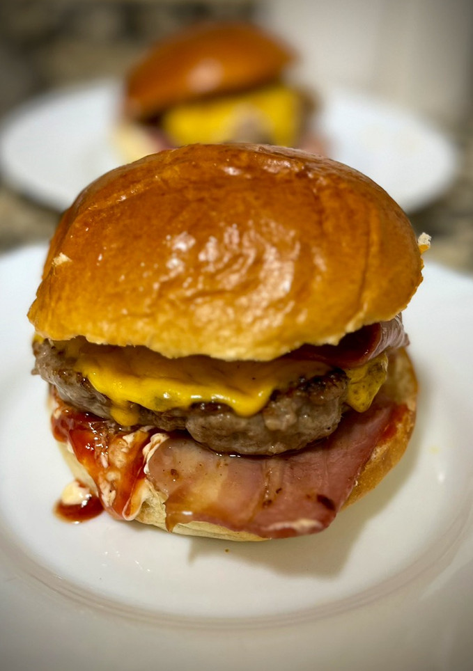 Una foto de Hamburguesa con queso y bacon