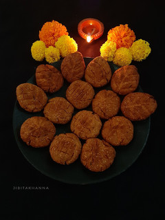 A picture of Thekua (with Poppy seeds).