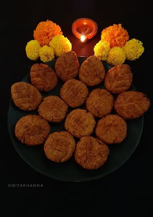 A picture of Thekua (with Poppy seeds).