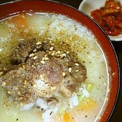 A picture of Korean Soup That's Good for Your Skin: Oxtail Gomtang Gukbap.