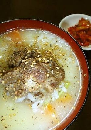 A picture of Korean Soup That's Good for Your Skin: Oxtail Gomtang Gukbap.