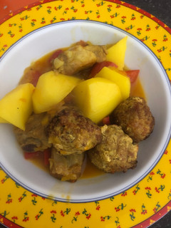 Una foto de Costillejas con patatas y albóndigas
