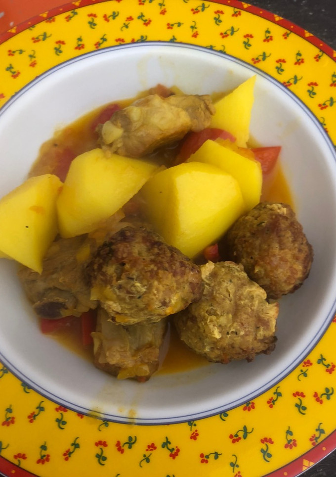 Una foto de Costillejas con patatas y albóndigas