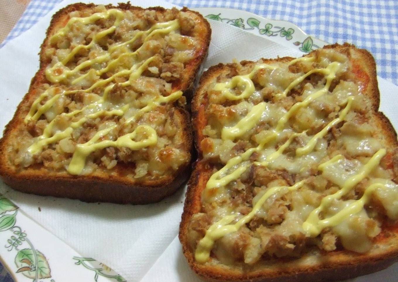 Toast with tuna and potatoes