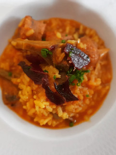 Una foto de Arroz meloso de butifarras, alcachofas y calçots