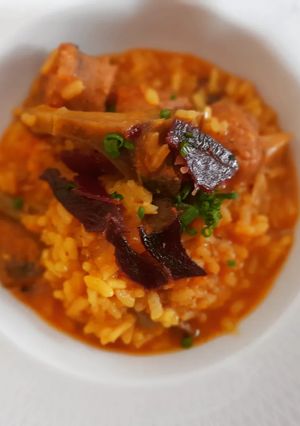Una foto de Arroz meloso de butifarras, alcachofas y calçots