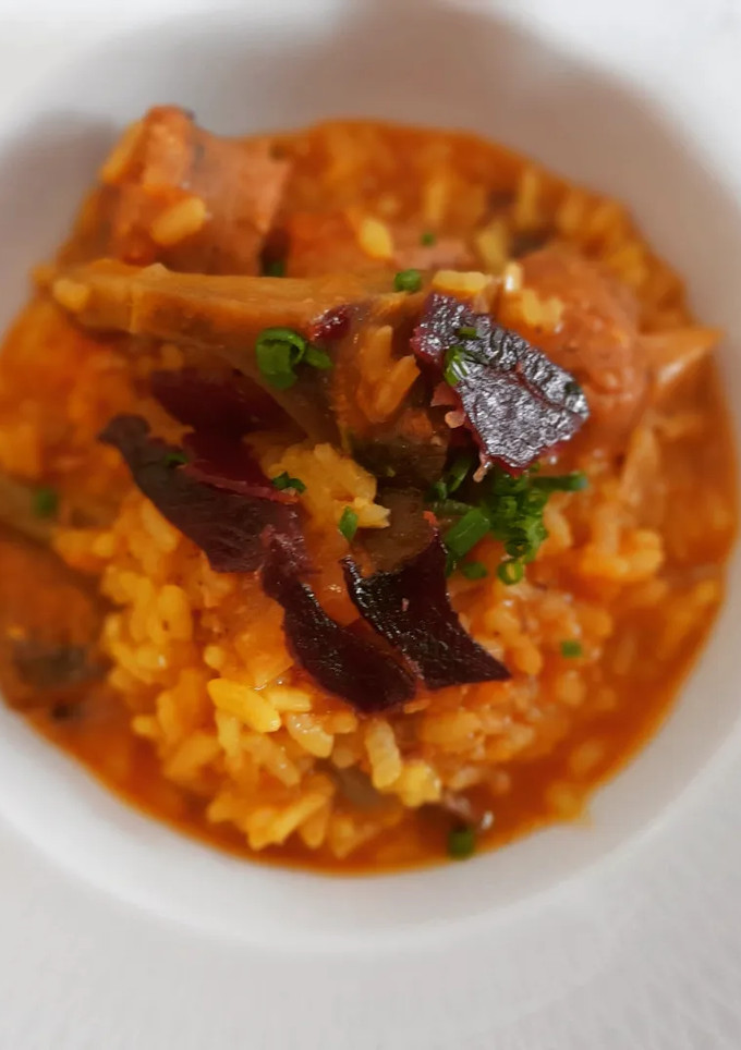 Una foto de Arroz meloso de butifarras, alcachofas y calçots