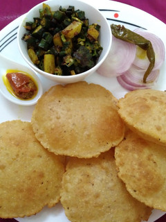 मक्के की खस्ता पूरी (Makke ki khasta puri recipe in hindi) रेसिपी मुख्य फोटो