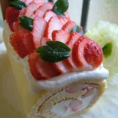 A picture of Fresh Strawberry Cream Roll Cake.