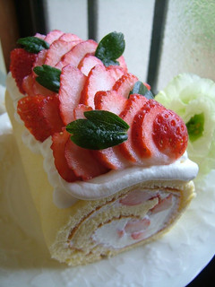 A picture of Fresh Strawberry Cream Roll Cake.