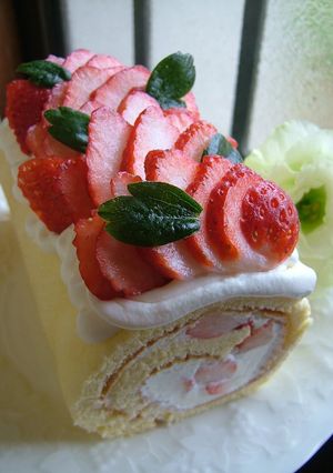 A picture of Fresh Strawberry Cream Roll Cake.