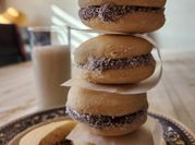 Una foto de alfajores de coco