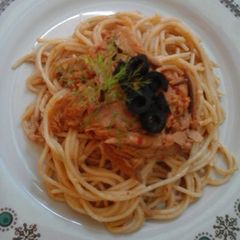 A picture of tuna pasta in olive oil ang chili garlic paste.