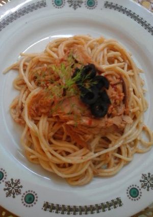 A picture of tuna pasta in olive oil ang chili garlic paste.