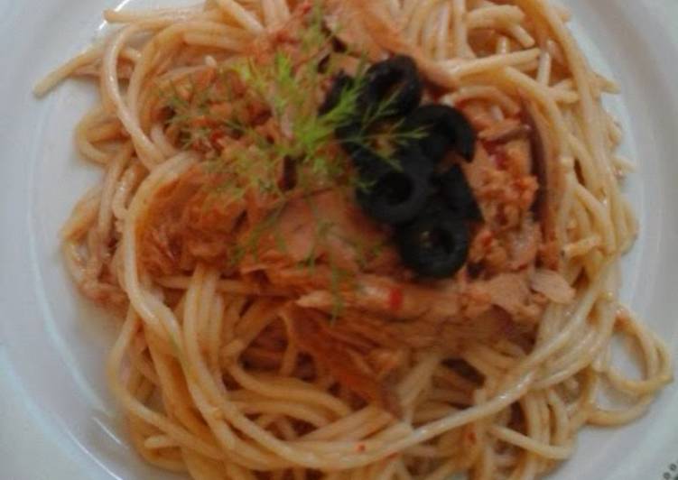tuna pasta in olive oil ang chili garlic paste