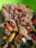 Oseng dengkul ayam miks terung