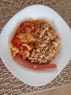 Lecsós virsli tarhonyával recept fotója