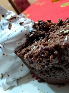 Una foto de Antojo de cuarentena 🍫 (mug cake+merengue suizo)