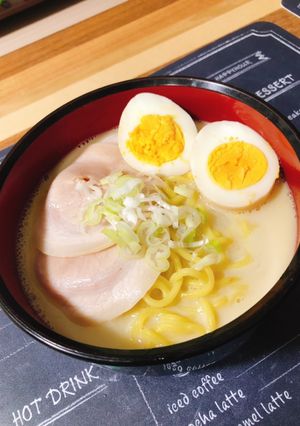 A picture of Chicken Paitan Ramen.