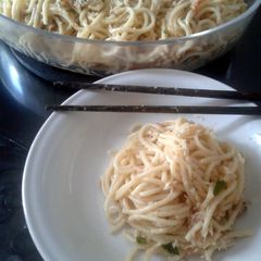 A picture of Spicy Spaghetti With Tuna and Lime leaves.