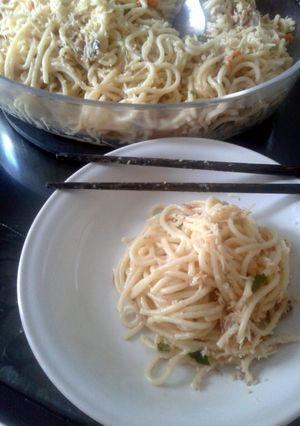 A picture of Spicy Spaghetti With Tuna and Lime leaves.